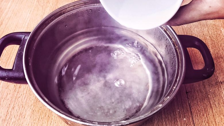 完美水波蛋,将白醋倒入正在沸腾的水中。白醋据说能够让蛋白更好定型。也有不同白醋的做法。