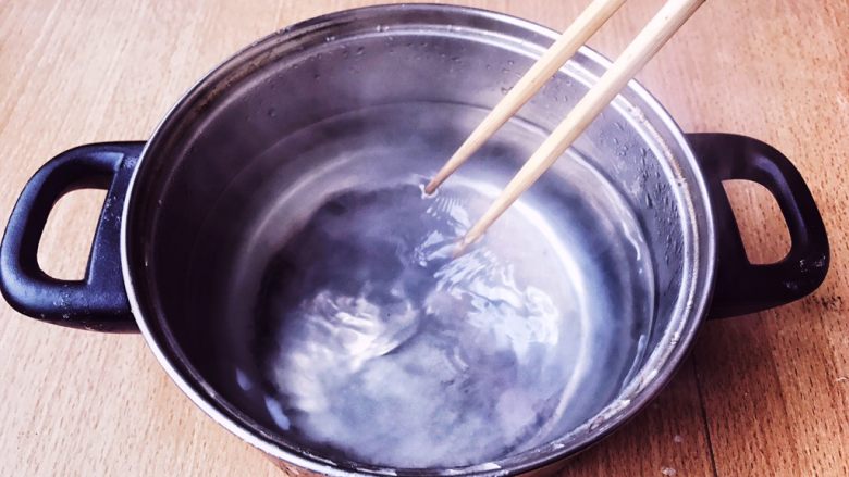 完美水波蛋,用筷子或者任意东西在白醋水里画圈，使其形成漩涡。