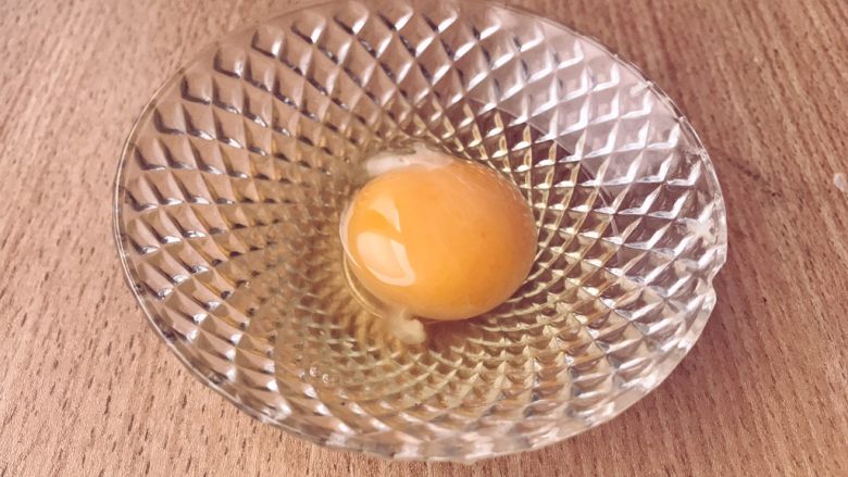 完美水波蛋,然后将鸡蛋磕入一个小碟子中。可以看到鸡蛋很新鲜。
