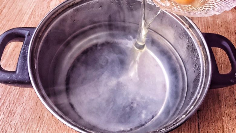 完美水波蛋,赶紧将鸡蛋倒入漩涡的白醋水中央。这一步一定要注意轻，不然形状就会不完美，蛋白就会散开。