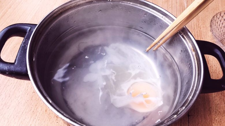 完美水波蛋,关火或者用最小火。小心地用筷子在锅壁画圈，让蛋白集中定型。这个过程维持1分钟。