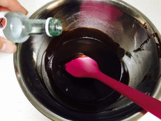 巧克力熔岩蛋糕,融化后拿出 倒入适量朗姆酒 搅拌均匀