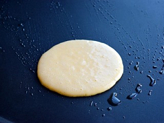 奶香玉米饼,电饼铛提前中火预热，刷一层薄薄的油，将面糊垂直滴落在电饼铛上