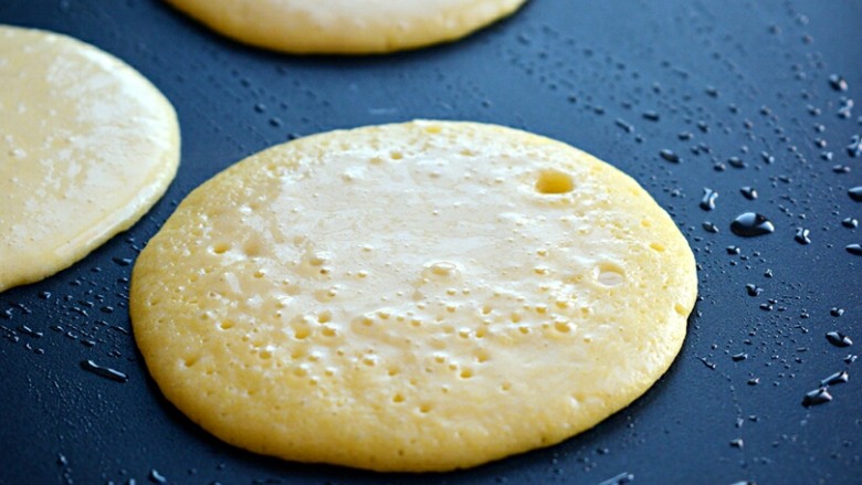 奶香玉米饼,表面充满小气泡，可以翻面，两面都煎至金黄即可