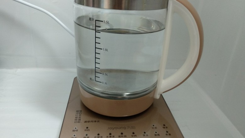 雪梨银耳汤,九阳养生壶注入1300毫升清水。