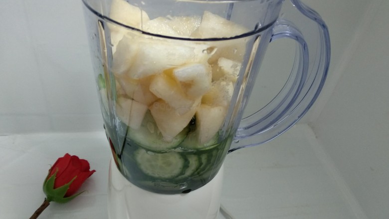 雪梨黄瓜汁,放入凉开水。