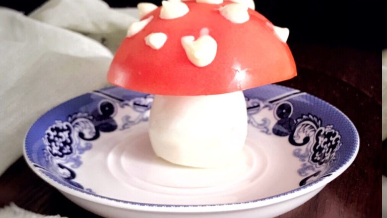 趣萌番茄蘑菇蔬菜饼,在西红柿上挤上<a style='color:red;display:inline-block;' href='/shicai/ 4856'>沙拉酱</a>，萌萌的蘑菇头就出来了，形象逼真吧
