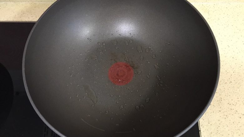 趣萌番茄蘑菇蔬菜饼,冷锅热油，端起锅，摇匀油，使油均匀地铺满锅底
煎饼的过程一定要慢火，防止饼煎糊了