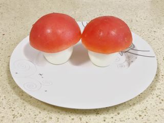 趣萌番茄蘑菇蔬菜饼,让鸡蛋站起来，西红柿切开，大的一头，盖在鸡蛋上就是蘑菇头了