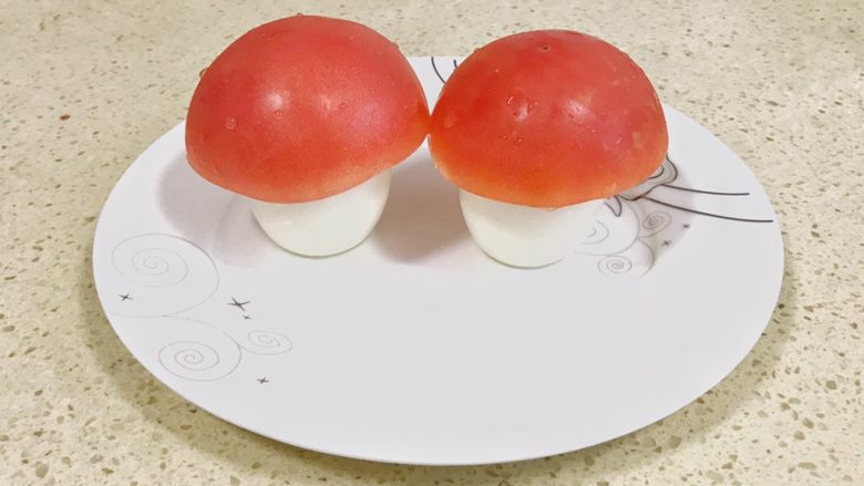 趣萌番茄蘑菇蔬菜饼,让鸡蛋站起来，西红柿切开，大的一头，盖在鸡蛋上就是蘑菇头了
