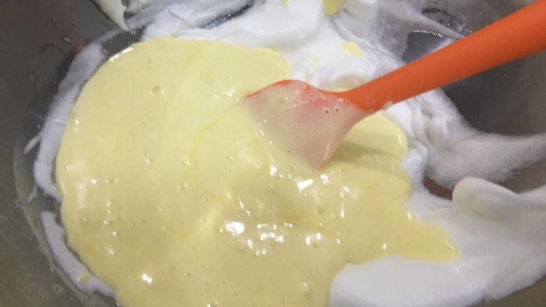 多彩云朵：中空戚风蛋糕,将蛋黄糊倒入剩余的蛋白霜里，翻拌均匀；