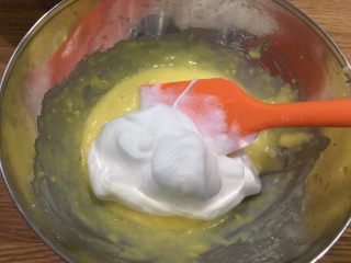 多彩云朵：中空戚风蛋糕,蛋白霜取1/3加入蛋黄糊，翻拌均匀；