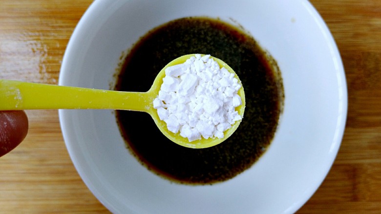 椒香海鲜菇,加入淀粉，用筷子搅拌均匀备用。