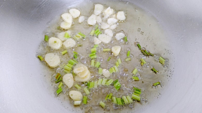 椒香海鲜菇,待油七分热时放入葱蒜爆香。