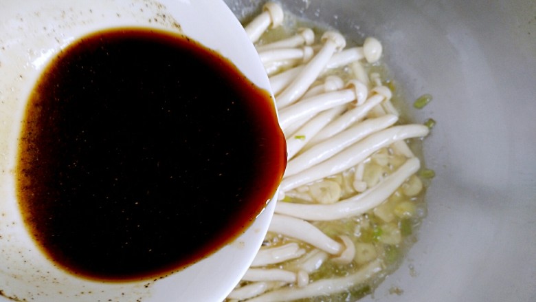 椒香海鲜菇,倒入调好的酱汁，翻炒均匀后，稍炖两分钟，适当收汁。