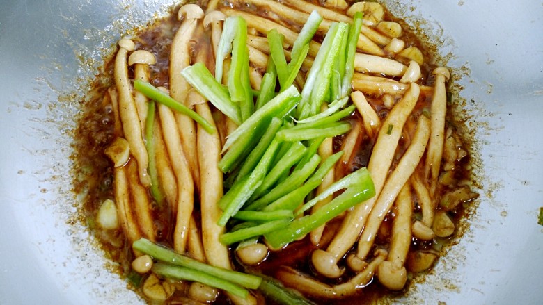 椒香海鲜菇,放入青尖椒，翻炒均匀。