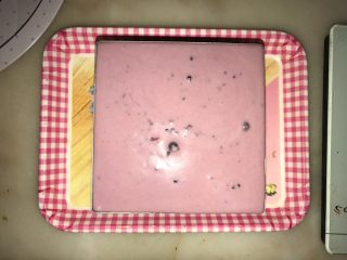 桑葚蓝莓慕斯蛋糕,再倒满慕斯糊，入冰箱冷藏5小时。