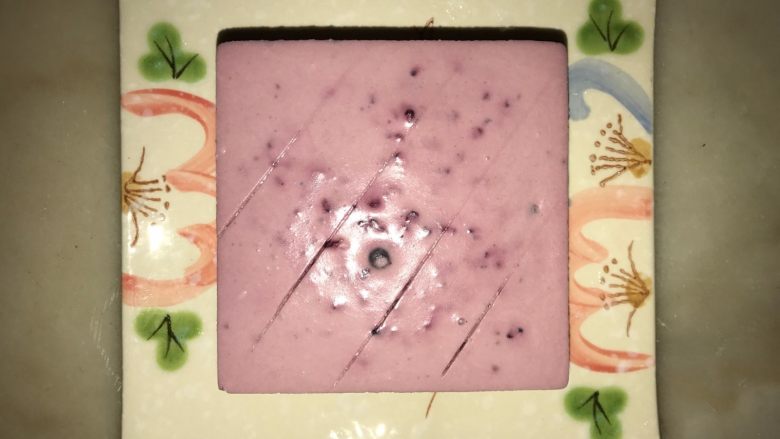 桑葚蓝莓慕斯蛋糕,慕斯四周用热毛巾热敷后脱模，用刀做出记痕