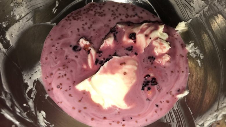 桑葚蓝莓慕斯蛋糕,酸奶果酱倒入奶油奶酪里拌至无颗粒