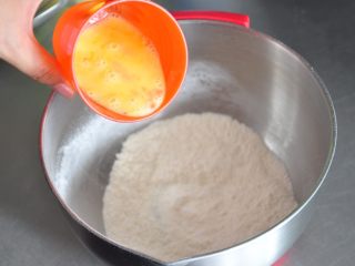 焦糖玛德琳,向混合好的面粉混合物中加入全蛋液。