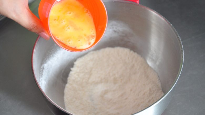 焦糖玛德琳,向混合好的面粉混合物中加入全蛋液。
