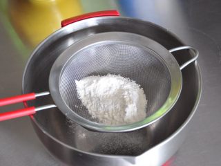焦糖玛德琳,低筋面粉和泡打粉混合过筛。