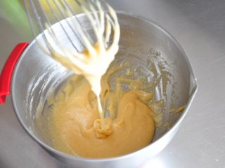 焦糖玛德琳,让黄油和面糊充分融合在一起。