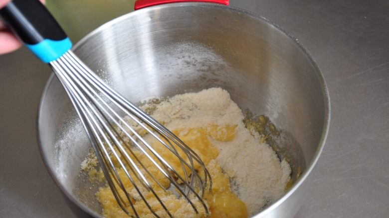 焦糖玛德琳,用打蛋器混合搅拌均匀。