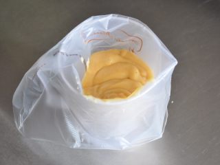 焦糖玛德琳,混合好的面糊装入裱花袋中，密封冷藏过夜后使用。