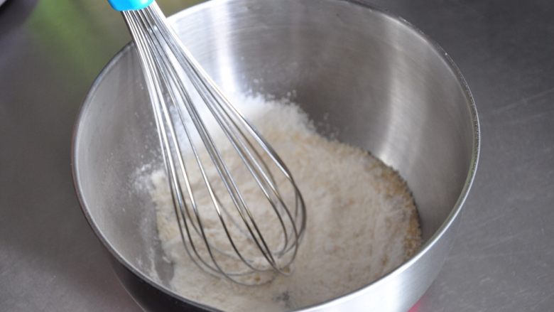 焦糖玛德琳,用打蛋器将所有加入的粉类混合均匀。