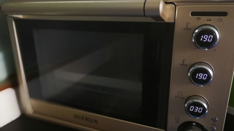 烤板栗,设定烤箱：上下各190℃，30分钟，中上层。按启动键自动预热，预热完成后滴声会提示。各家烤箱温度自己把握。