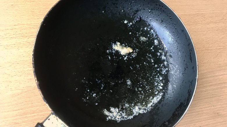 Scrambled Egg,让黄油彻底融化。一定要中小火，不然黄油会焦。