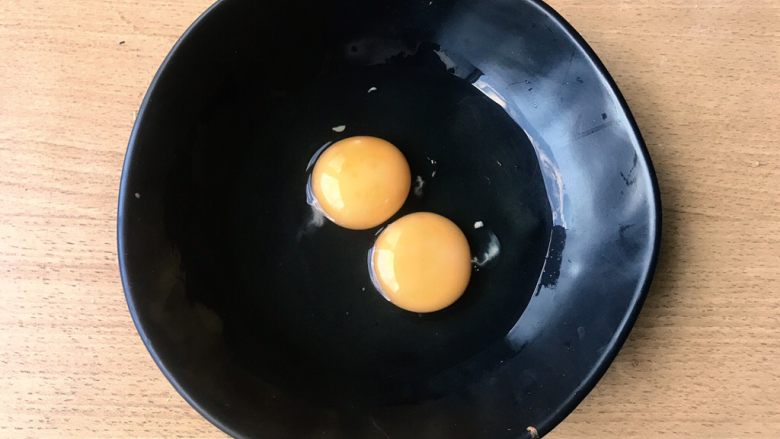 Scrambled Egg,鸡蛋磕入盆中。可以看到蛋黄十分完整，很新鲜。