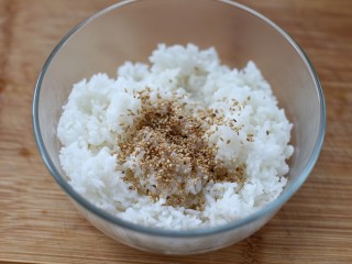 金枪鱼寿司,在熟米饭中加入芝麻和寿司醋拌匀备用