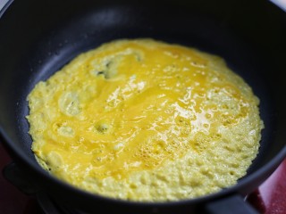 金枪鱼寿司,平底锅中刷薄油烧热，将鸡蛋打散倒入锅中，用小火摊成鸡蛋皮