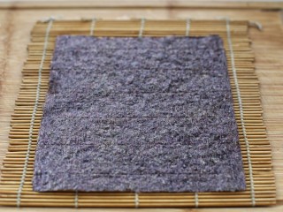 金枪鱼寿司,在竹帘上铺一张紫菜