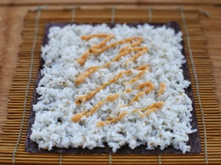金枪鱼寿司,在米饭上面挤上适量的千岛酱