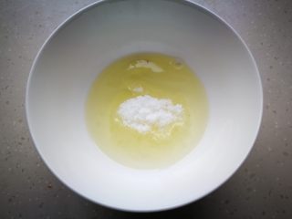 杏仁小脆饼,鸡蛋清加入1/3细砂糖，用打蛋器打到出现鱼眼泡的时候加入1/3细砂糖。