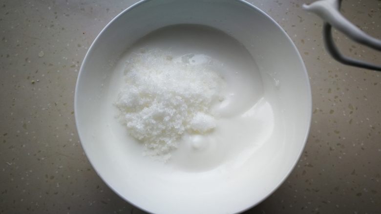 杏仁小脆饼,用打蛋器打至出现纹路时再加入剩余1/3细砂糖。