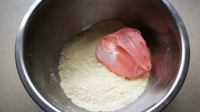 杏仁小脆饼,将打发好的蛋白和粉类混合翻拌均匀。