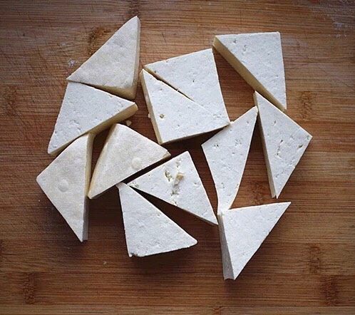酿豆腐,老豆腐切成三角块或四方块都行