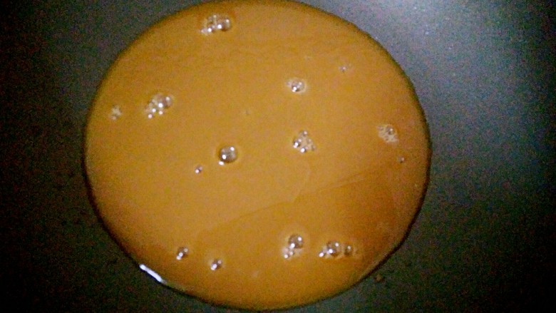 香菇酿肉,把香菇里的水重新倒入锅里，放入1/2汤匙生抽，1/2汤匙生粉，搅拌均匀