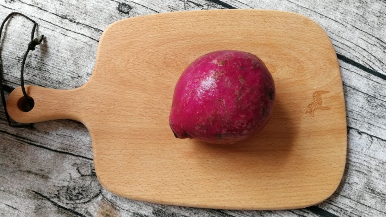 #咸味#紫薯米粉蒸肉,准备一个紫薯。