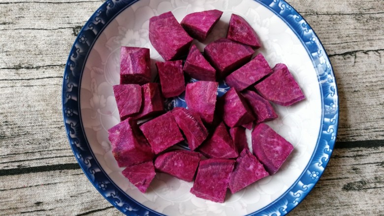 #咸味#紫薯米粉蒸肉,紫薯洗干净去皮，切块，放在碗底。