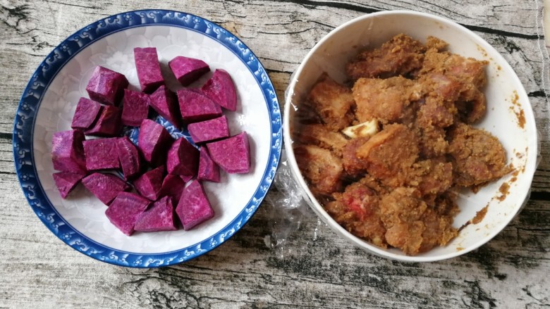 #咸味#紫薯米粉蒸肉,将腌制好的肉拿出来。