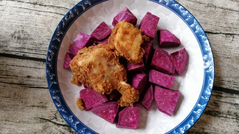 #咸味#紫薯米粉蒸肉,像这样一块一块将肉码在紫薯上。