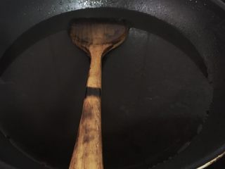 麻辣肉沫盖粉,锅洗干净，放水淹没到锅的四分之三处