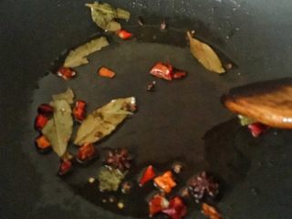 麻辣肉沫盖粉,将干辣椒、香叶、桂皮、八角、花椒放入油锅里爆香。
