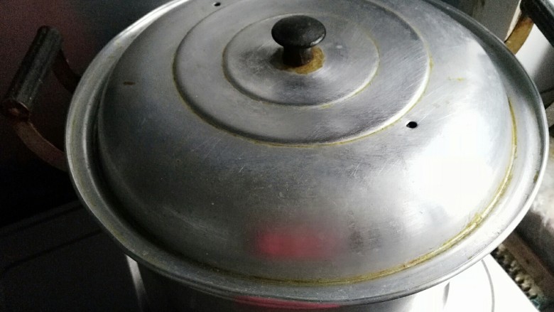奶香大大大馒头,锅中放热水
将面放在锅中发酵
如果室外温度高自然发酵也可以