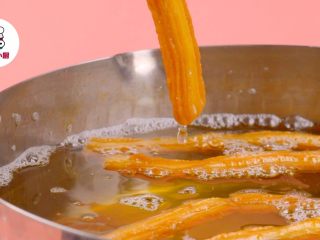 零难度西班牙吉事果！,油锅烧热，挤入适当长度的面糊，剪断，炸至金黄，捞出沥油